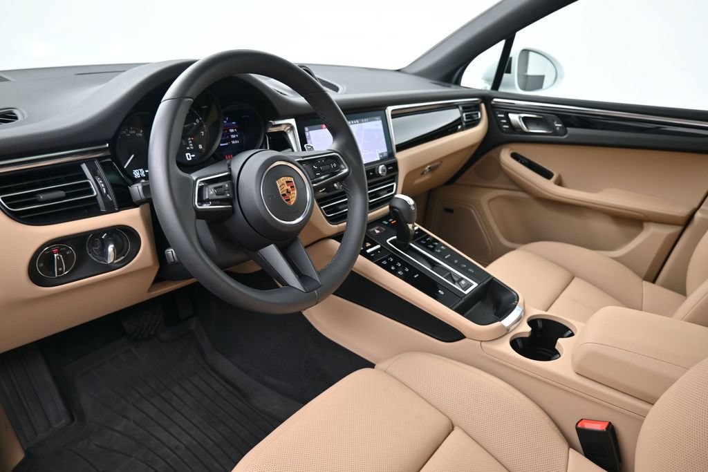 Certified 2026 Porsche Macan AWD/4WD image 4