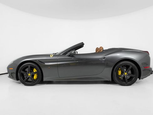 Used 2016 Ferrari California T RWD image 3