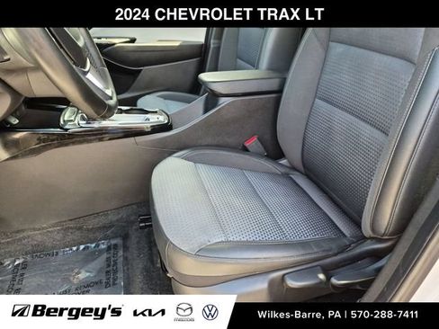Used 2024 Chevrolet Trax LT w/ LT Convenience Package FWD image 13
