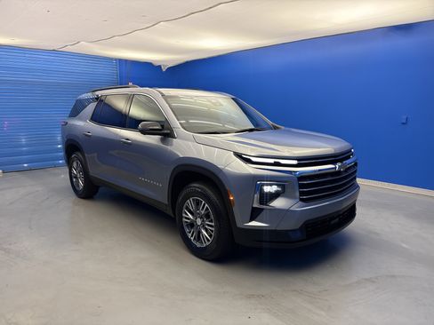 Used 2026 Chevrolet Traverse LT w/ Driver Confidence Package FWD image 2
