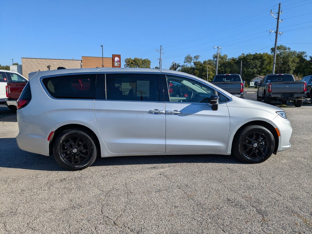 Used 2024 Chrysler Pacifica Touring-L FWD image 4