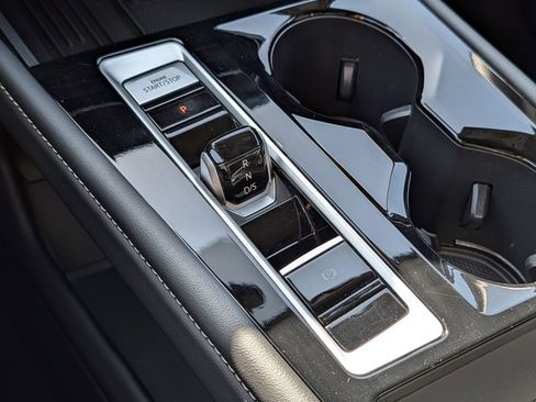 Used 2025 Volkswagen Atlas SE image 40