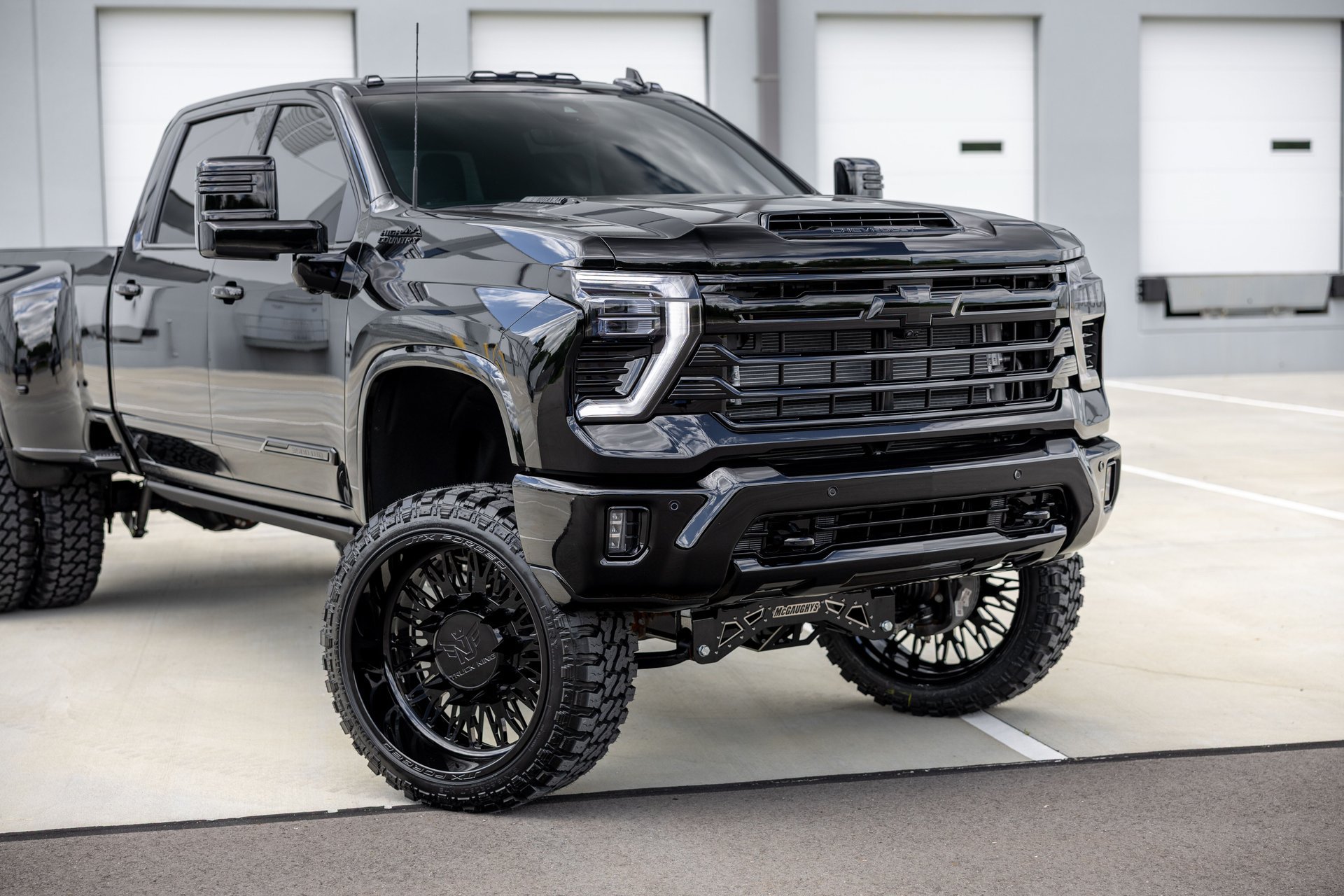 Used 2026 Chevrolet Silverado 3500 High Country w/ High Country Premium Package AWD/4WD image 3