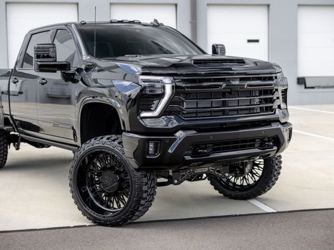Used 2026 Chevrolet Silverado 3500 High Country w/ High Country Premium Package AWD/4WD image 3