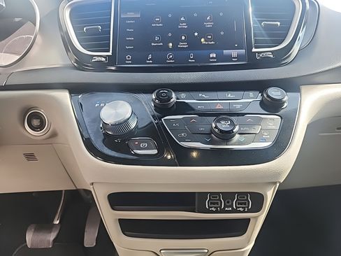 Used 2024 Chrysler Pacifica Touring-L image 18