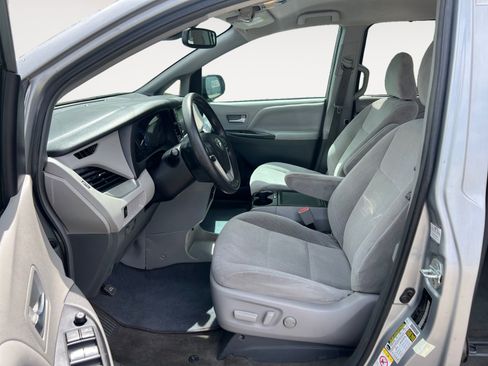 Used 2019 Toyota Sienna LE w/ LE Preferred Package FWD image 9