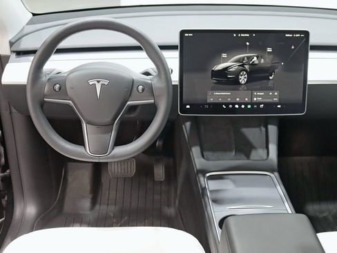 Used 2022 Tesla Model Y Long Range image 13