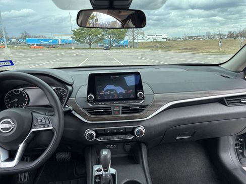 Used 2025 Nissan Altima 2.5 SV FWD image 33