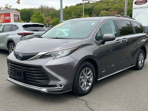 Certified 2021 Toyota Sienna XLE AWD/4WD image 3