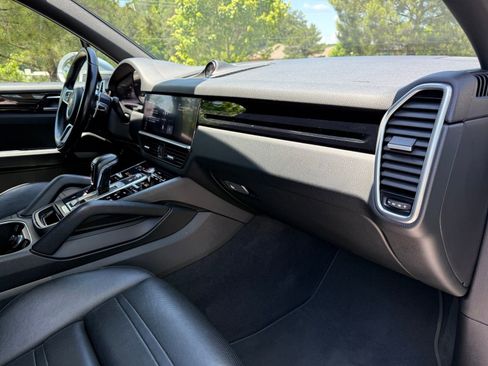 Used 2020 Porsche Cayenne AWD/4WD image 24