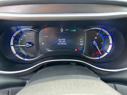 Used 2024 Chrysler Pacifica Select image 12