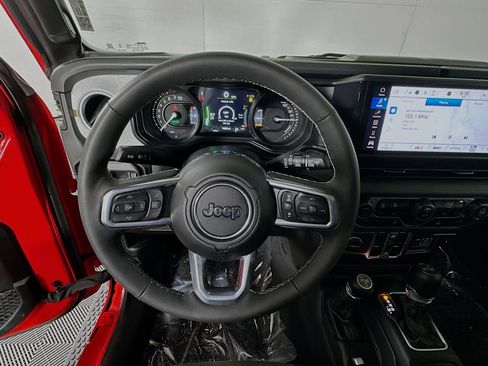 Used 2025 Jeep Wrangler Sahara image 15