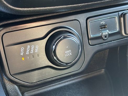 Used 2018 Jeep Renegade Latitude image 18