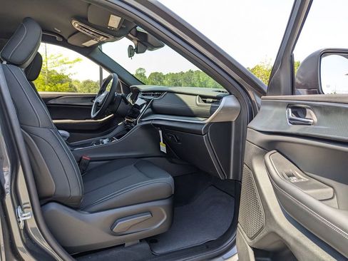 Used 2026 Jeep Grand Cherokee Laredo image 41