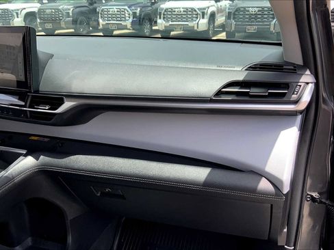 Used 2025 Toyota Sienna XLE FWD image 17