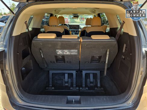 Used 2024 Kia Carnival LX FWD image 12