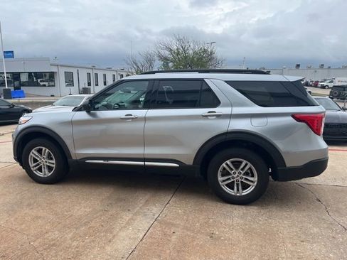 Used 2022 Ford Explorer XLT image 2