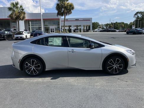 Used 2025 Toyota Prius XLE FWD image 6