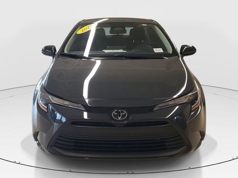 Used 2025 Toyota Corolla LE image 2