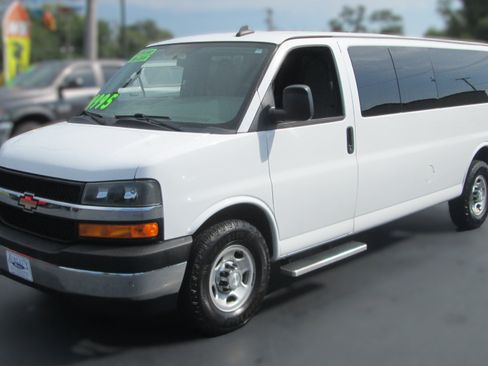 Used 2017 Chevrolet Express 3500 LT w/ LT Preferred Equipment Group RWD image 2