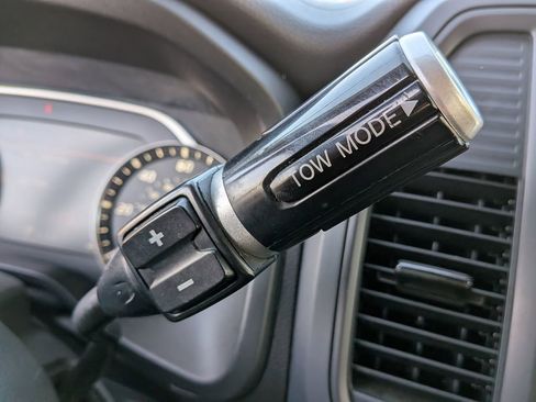 Used 2024 Nissan Titan SV image 23