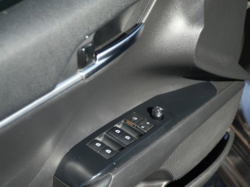 Used 2020 Toyota Camry SE image 11