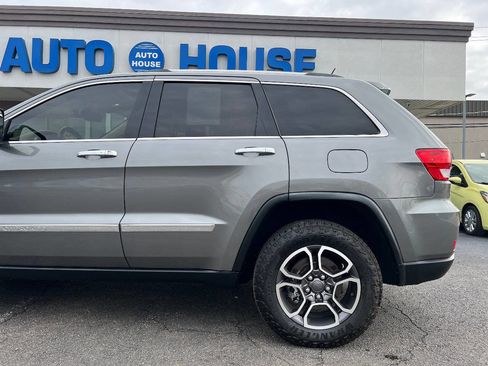 Used 2011 Jeep Grand Cherokee Overland Summit image 40