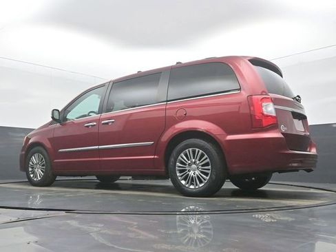 Used 2014 Chrysler Town & Country Touring-L w/ Driver Convenience Group image 48