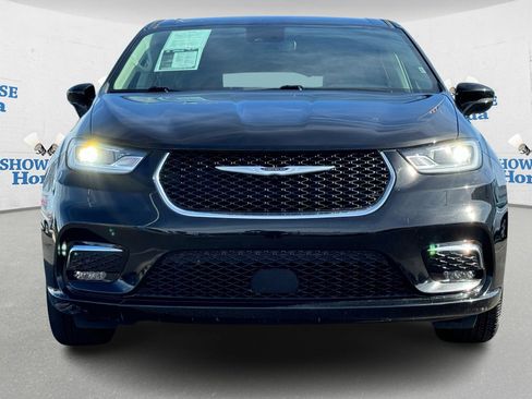 Used 2024 Chrysler Pacifica Touring-L image 6