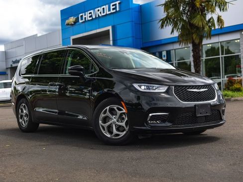Used 2024 Chrysler Pacifica Limited FWD image 1