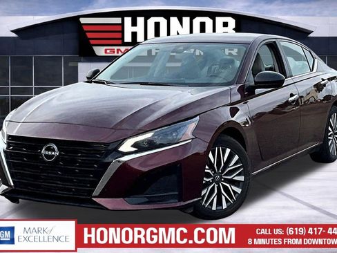 Used 2025 Nissan Altima 2.5 SV image 2