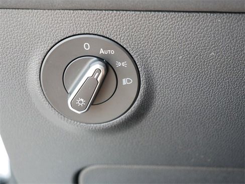 Certified 2025 Volkswagen Taos SE image 24