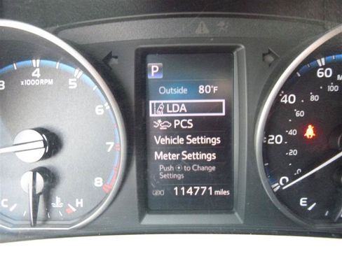 Used 2018 Toyota RAV4 LE w/ Carpet Mat Package AWD/4WD image 12