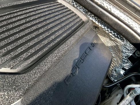 Certified 2023 Porsche Macan AWD/4WD image 34