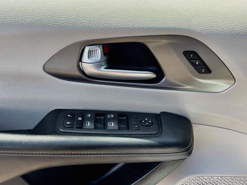 Used 2023 Chrysler Pacifica Touring-L FWD image 17