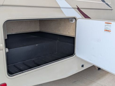 Used 2014 Ford F550 2WD Regular Cab Super Duty image 20