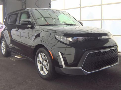 Used 2025 Kia Soul LX w/ LX Technology Package FWD image 2