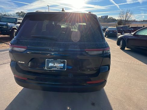 Used 2025 Jeep Grand Cherokee Altitude image 9