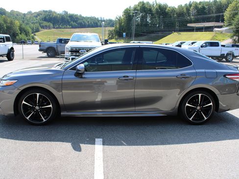 Used 2020 Toyota Camry XSE image 6