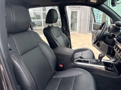 Used 2022 Toyota Tacoma Limited image 34