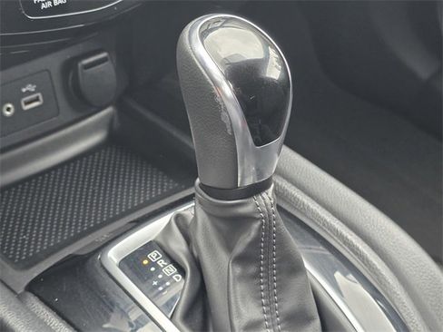 Used 2018 Nissan Rogue SV w/ Premium Package image 29