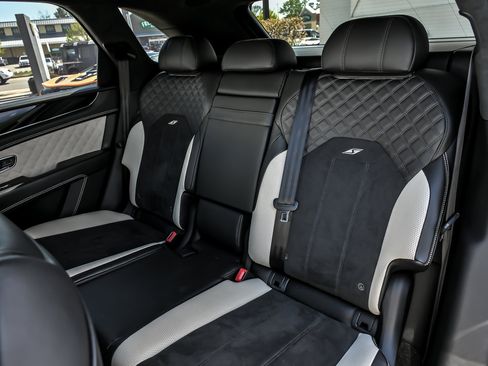 Used 2022 Bentley Bentayga AWD/4WD image 27