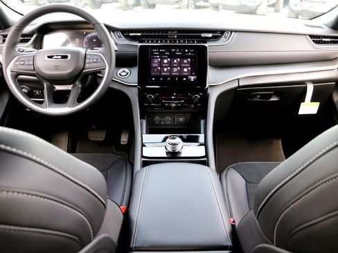 New 2025 Jeep Grand Cherokee L Laredo image 21