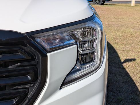 Used 2024 GMC Terrain SLE w/ Driver Convenience Package image 10