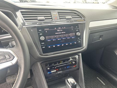 Used 2024 Volkswagen Tiguan SE image 16