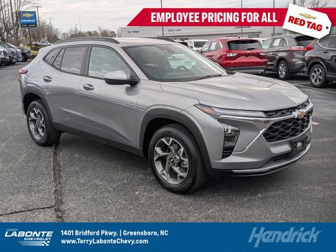 Used 2025 Chevrolet Trax LT image 1