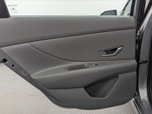 Used 2025 Hyundai Elantra SEL image 16