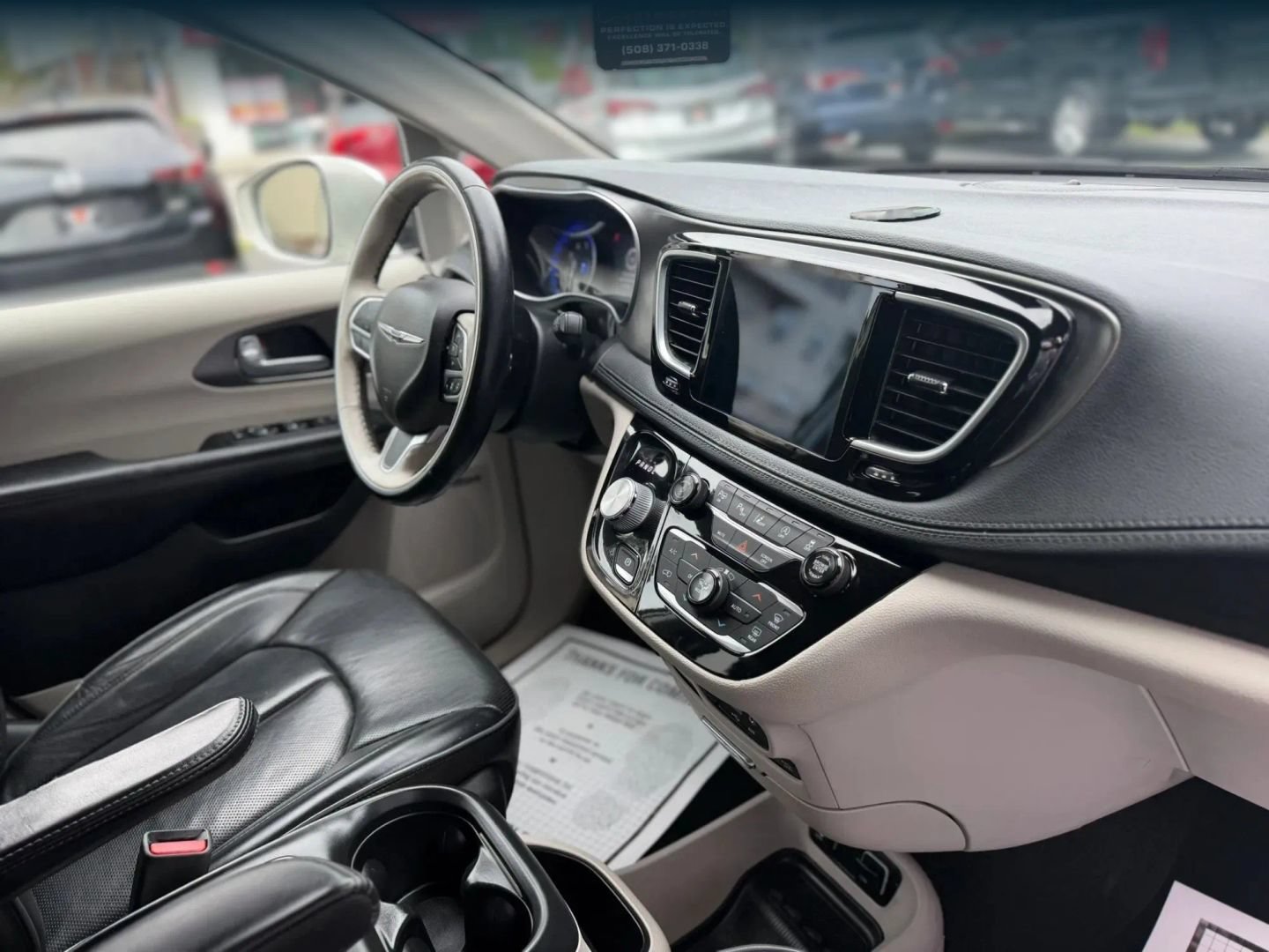 Used 2019 Chrysler Pacifica Limited w/ Tire & Wheel Group FWD image 18