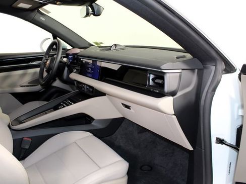 New 2026 Porsche Macan 4 Electric AWD/4WD image 30