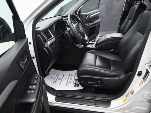 Used 2019 Toyota Highlander XLE AWD/4WD image 17
